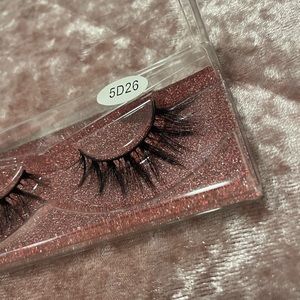 GLAM GLUE-ON LASHES (1 PAIR, Style #1)